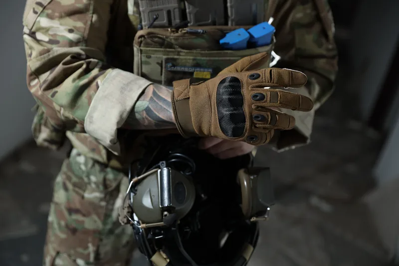 EM9347 Tactical All Finger Gloves application scene 1