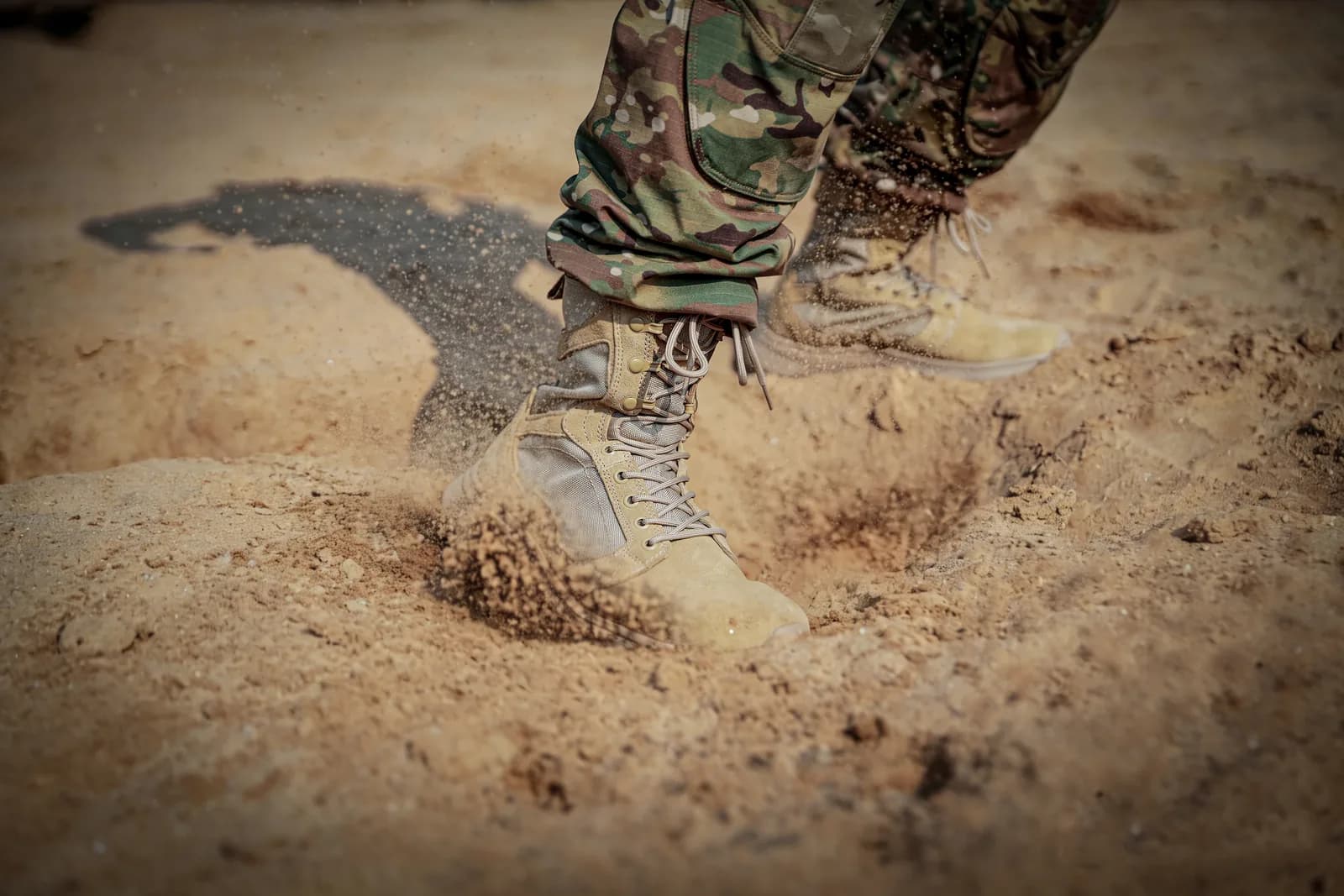 EM9746 Viper 8-inch Mobile Tactical Boots application scene 18