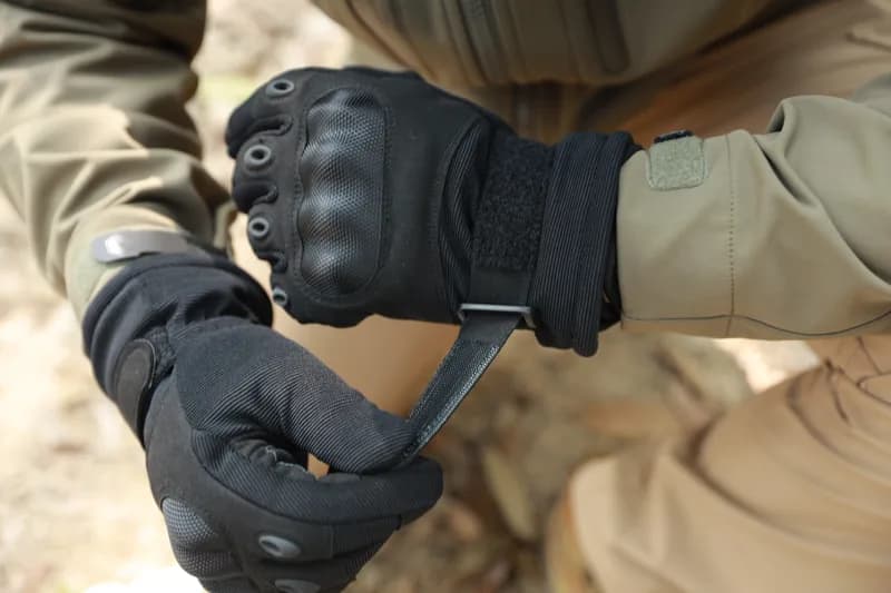 EM9657 Winter Tactical All Finger Gloves application scene 1