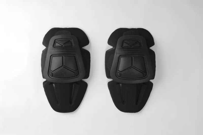 EM9747 Shield E3 Combat Knee Pads in BK, product view 1